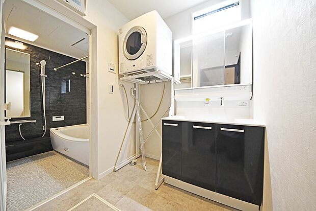 三面鏡の洗面化粧台で、朝のセットもラクラクです♪ 場所を取らない大きさにもかかわらず、収納力が豊富で助かりますね!(C号棟)