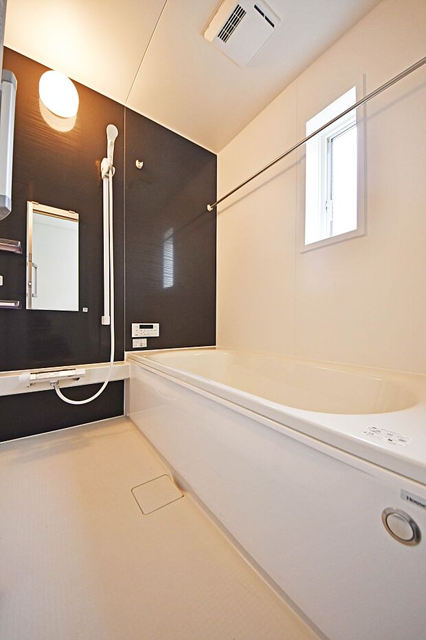 1坪タイプのユニットバス!足が伸ばせるのでゆっくり湯船に浸かれ、一日の疲れを癒します。浴室換気乾燥機付きで、入浴後の湿気もしっかり逃がします。(8号棟)