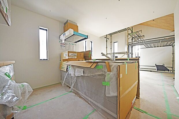 リビングの様子を見ながらお料理が出来る対面キッチン！小さいお子様がいても様子を見ながら家事が出来るので安心です！（３号棟）