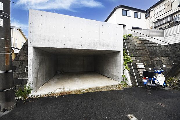 車庫完備！大切な愛車を雨から守ってくれます！
