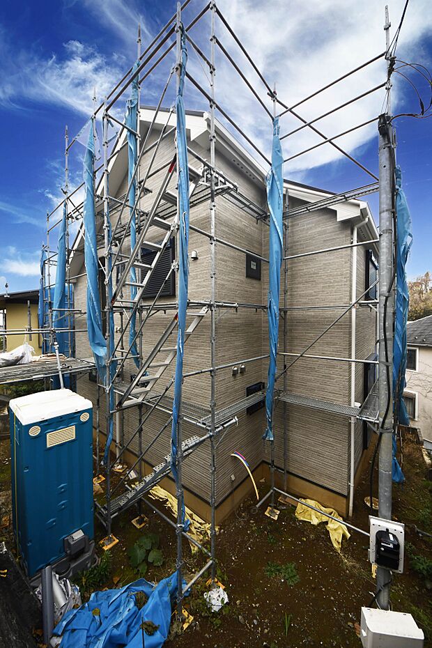 一戸建てを中心とした街並みが整然と続き、周辺は高い建物が建っていないので、採光や開放性に恵まれ、空が広く緑の多い閑静な趣を感じる環境です。