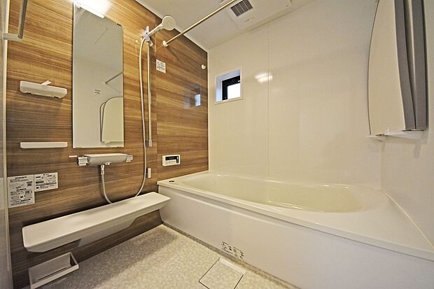 ゆったりと足を伸ばして入れるお風呂で、1日の疲れを癒していただけます。お掃除のしやすい窓も設置しています。（３号棟）