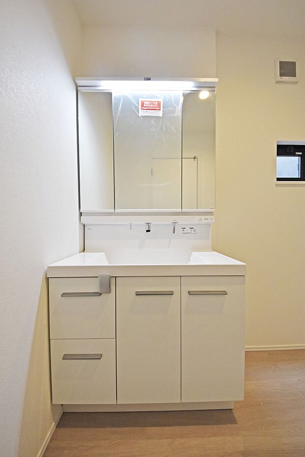 三面鏡の洗面化粧台で、朝のセットもラクラクです♪  場所を取らない大きさにもかかわらず、収納力が豊富で助かりますね！（３号棟）