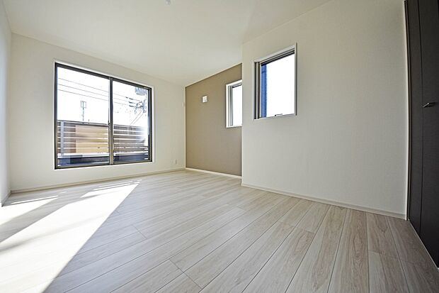 2面採光で太陽の光がたくさん差し込む洋室です!クローゼットも完備しておりますので収納にも困りません!(1号棟)