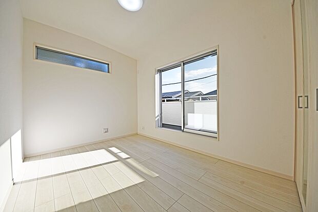 一人ひとりの大切なプライベート空間。ゆとりある広さで、一人の時間をゆったりと過ごせる安らぐお部屋になるはずです。(2号棟)