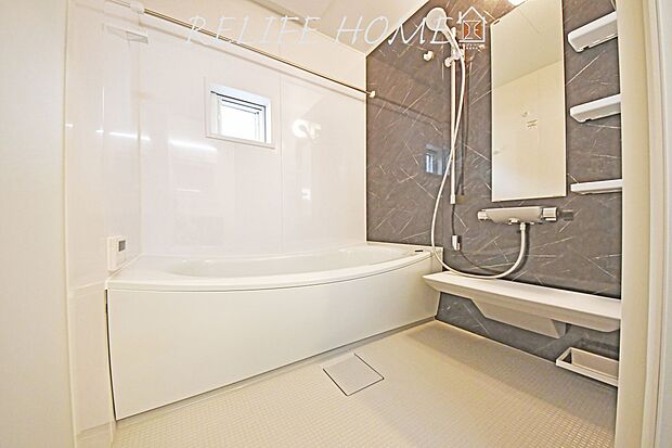 ゆったりと足を伸ばして入れるお風呂で、1日の疲れを癒していただけます。お掃除のしやすい窓も設置しています。