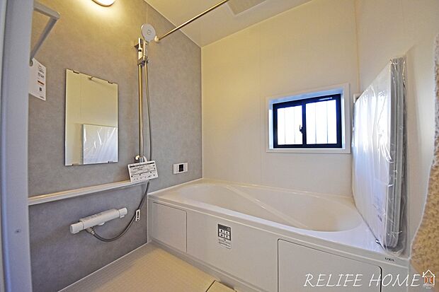 １坪タイプのユニットバス！足が伸ばせるのでゆっくり湯船に浸かれ、一日の疲れを癒します。浴室換気乾燥機付きで、入浴後の湿気もしっかり逃がします。（C号棟）