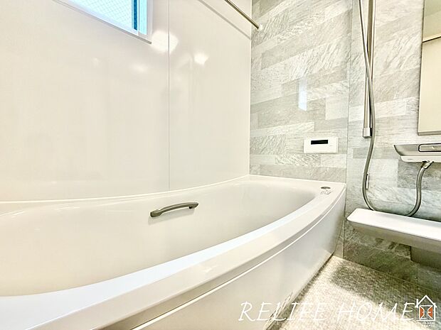 ■Bath Room■  一日の疲れを癒す場として、ゆったりと足を伸ばしてくつろげる綺麗で清潔感のある色味の浴室。気持ちの良い光と風をたっぷりと取りこめる開閉式の窓も設置しています。（1号棟）