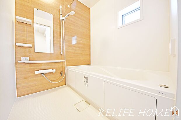 ■Bath Room■  一日の疲れを癒す場として、ゆったりと足を伸ばしてくつろげる綺麗で清潔感のある色味の浴室。気持ちの良い光と風をたっぷりと取りこめる開閉式の窓も設置しています。