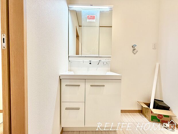 ゆとりの洗面スペースで朝の身支度も快適スムーズに。髪のセットやお化粧もストレスなくこなせ、朝から気分良く通勤通学に向かえそうですね！