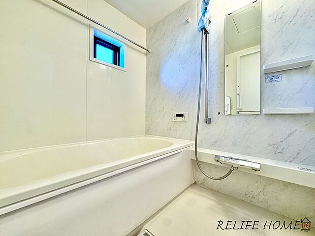 ■Bath Room■ 一日の疲れを癒す場として、ゆったりと足を伸ばしてくつろげる綺麗で清潔感のある色味の浴室。気持ちの良い光と風をたっぷりと取りこめる開閉式の窓も設置しています。