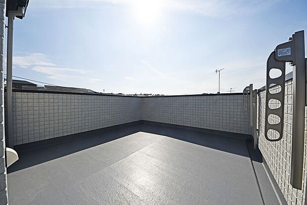 【バルコニー】開放的なバルコニーは見晴らしもよく、太陽の温かな温もりをめいっぱい受け止めてくれます。