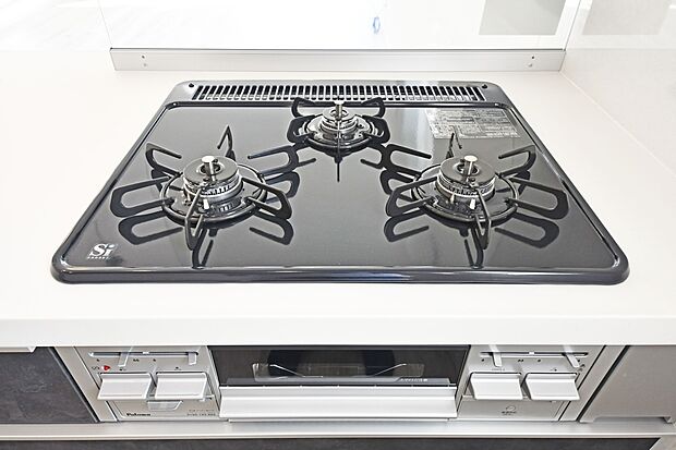 【三ツ口ガスコンロ】料理の幅を拡げてくれる三口コンロ。ワイドなカウンターで、将来お子様と一緒にお料理をするときも重宝します♪