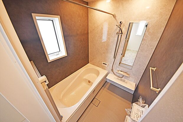 【システムバス】１坪タイプのユニットバス！足が伸ばせるのでゆっくり湯船に浸かれ、一日の疲れを癒します。