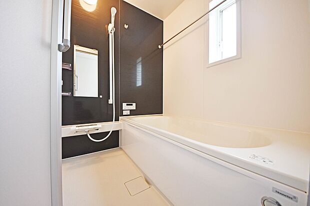 【バスルーム】足が伸ばせるのでゆっくり湯船に浸かれ、一日の疲れを癒します。(8号棟)