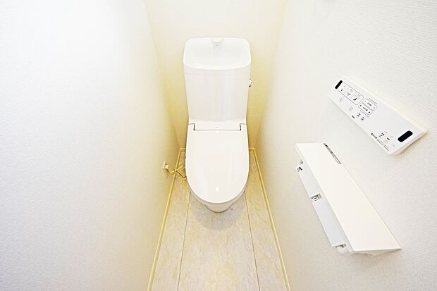 【温水洗浄便座】温水洗浄便座でオールシーズン関係なく暖かい便座で快適にお過ごしいただけます♪また、ウォシュレットによって感染症の予防にもつながります。(3号棟)