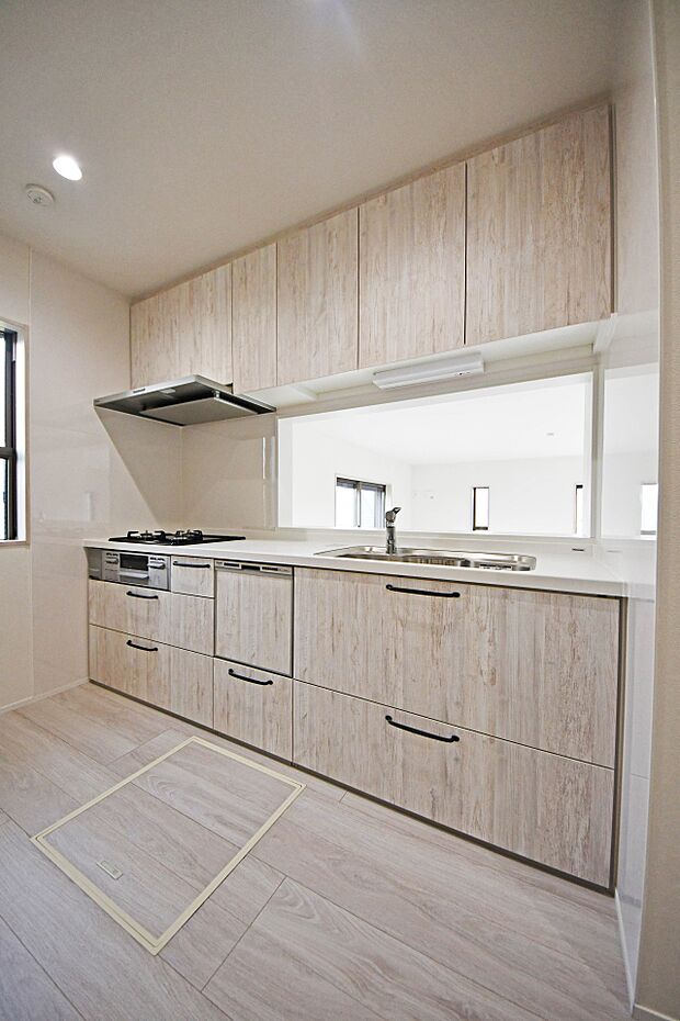 【対面式キッチン】家族や来客とのコミュニケーションが取りやすい、部屋が広く感じられる、片付けや配膳が効率的、開放感がある、 おしゃれなデザイン♪(1号棟)