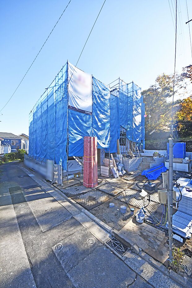 【現地外観写真】閑静な住宅地で子育て家族にピッタリ。緑に恵まれたエリアで、自然に包まれた穏やかな暮らしを実現するための、ゆとりある住環境が整っています。