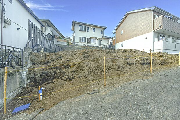 【前面道路含む現地写真】物件の陽当りや通風・仕様設備やお部屋の大きさの比較、近隣・周辺環境や街並みなど、資料には掲載していない情報が現地にはたくさんあります。  是非現地をご確認ください♪