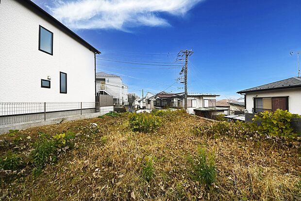 【現地外観写真】一戸建てを中心とした街並みが整然と続き、周辺は高い建物が建っていないので、採光や開放性に恵まれ、空が広く緑の多い閑静な趣を感じる環境です。