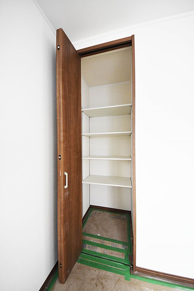 【収納】全居室に配置された収納スペースは、洋服はもちろん掃除機や日用予備品・お子様のおもちゃなど様々な物を収納頂けるスペースです。