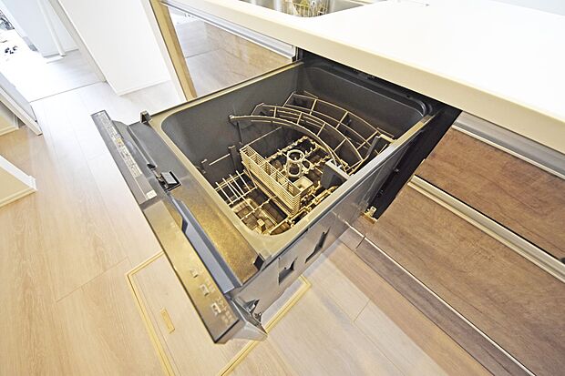 【食器洗浄乾燥機】手洗いに比べ使用水量はごくわずか！手洗いよりも高い水温・パワフルな水流で洗うため手で洗いにくいものもお任せ♪手荒れの心配も解消いたします！（１号棟）