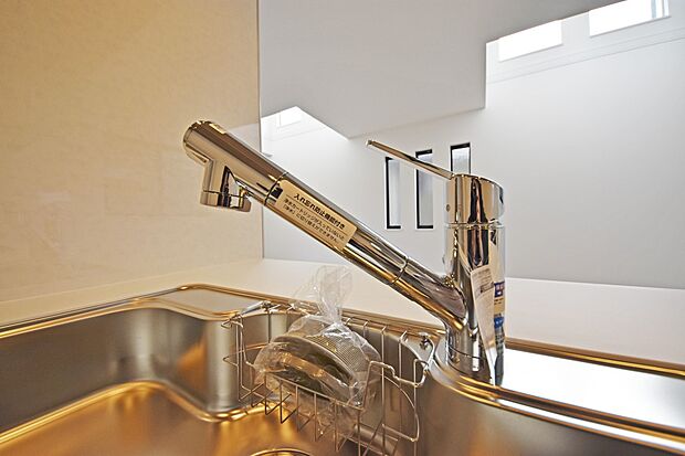 【浄水器内蔵水栓】浄水器が標準設置されております。いつでもおいしい水が楽しめるほか、カルキ・溶解性鉛・農薬・カビ臭などの不純物を低減します。（１号棟）