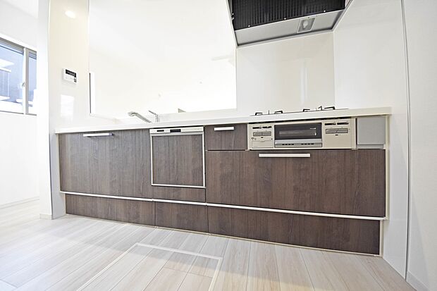 【システムキッチン】料理の幅を拡げてくれる三口コンロ。ワイドなカウンターで、将来お子様と一緒にお料理をするときも重宝します♪(4号棟)