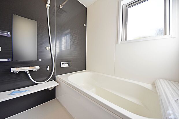 【バスルーム】足が伸ばせるのでゆっくり湯船に浸かれ、一日の疲れを癒します。(4号棟)