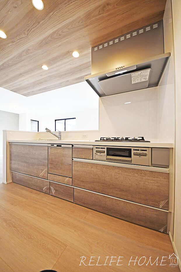 【システムキッチン】料理の幅を拡げてくれる三口コンロ。ワイドなカウンターで、将来お子様と一緒にお料理をするときも重宝します♪（２号棟）