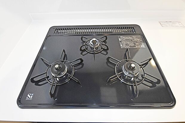 【3口ガスコンロ】大きなシステムキッチンには三口コンロが標準装備♪調理をしながら作り置きしていた料理を温め直すときや、ちょっとした一品を加えたいときなどに3口目があると大変便利です。