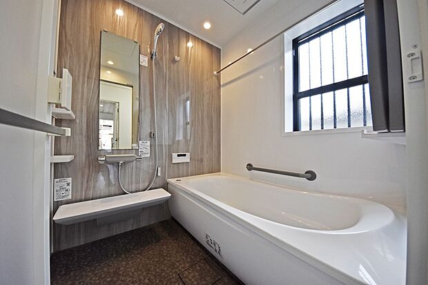 【同仕様写真(浴室)】【浴室施工例】ゆったりと足を伸ばして入れるお風呂で、1日の疲れを癒していただけます。