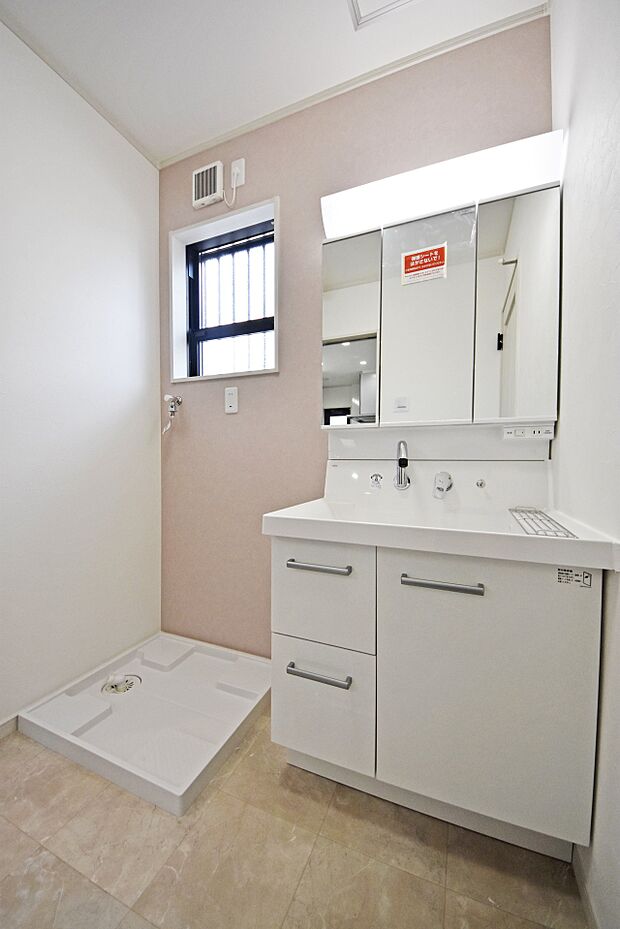 【三面鏡洗面化粧台】見た目の美しさだけではなく、機能性も追求した使い勝手の良い鏡裏収納付3面鏡型の独立洗面化粧台。広めで使いやすい、お手入れが楽なデザインのカウンターに収納豊富なキャビネット。※施工例（同仕様となりますが