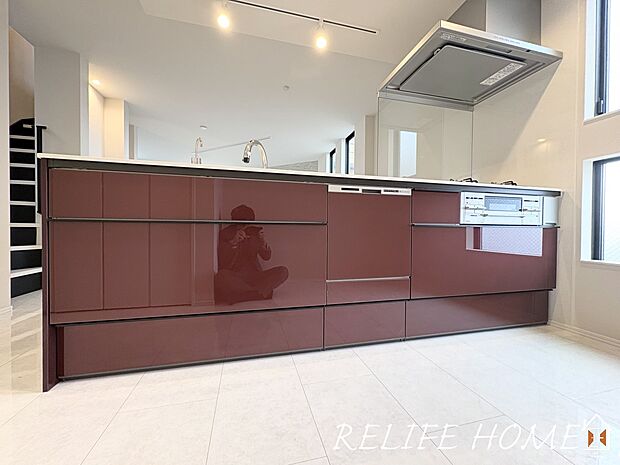 【キッチン】■System kitchen■  スライド収納付きのシステムキッチン。大きな鍋などラクラク収納でき、出し入れもスムーズ。収納たっぷりなのでいつでもすっきりとしたキッチンを保つことが可能♪（5号棟）