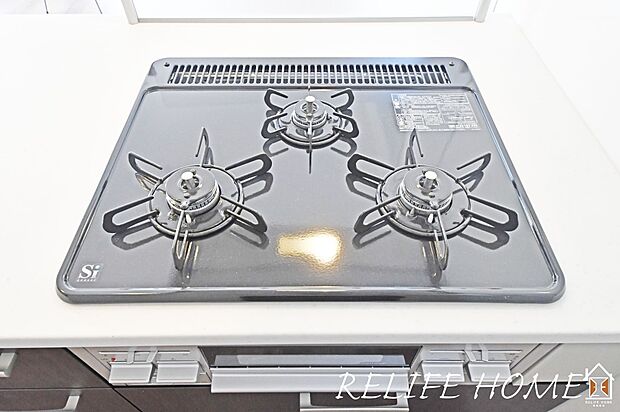 【３口ガスコンロ】大きなシステムキッチンには三口コンロが標準装備♪調理をしながら作り置きしていた料理を温め直すときや、ちょっとした一品を加えたいときなどに3口目があると大変便利です。