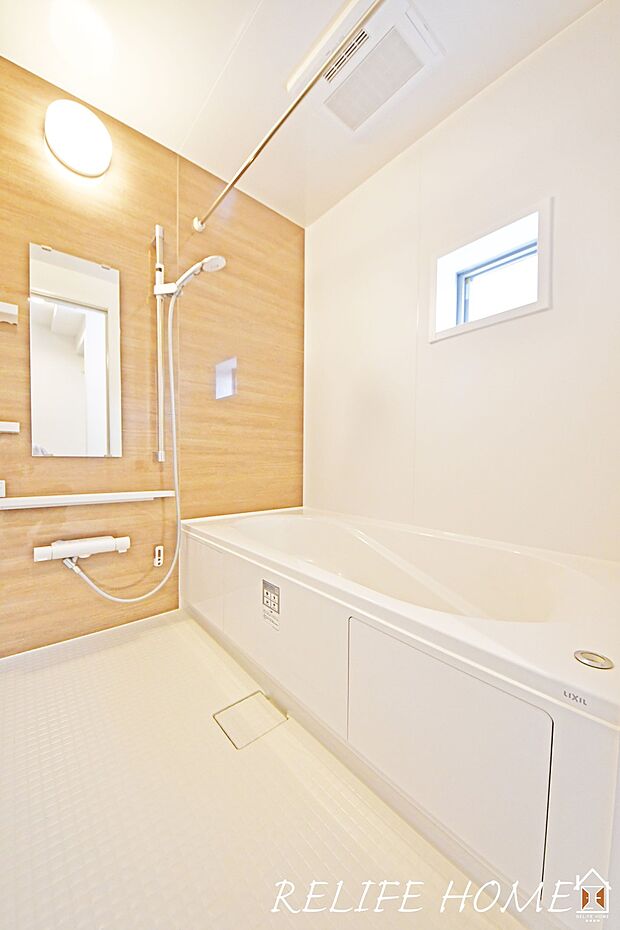 【バスルーム】足が伸ばせるのでゆっくり湯船に浸かれ、一日の疲れを癒します。