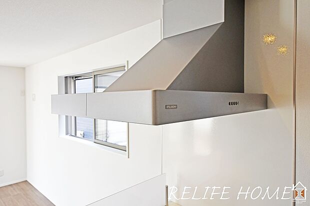 【レンジフード】キッチンにはオシャレなレンジフード♪見た目がスタイリッシュで、稼働時の音も静かです。 ダクトを通して換気するため、外気のホコリや騒音も遮断できます。 