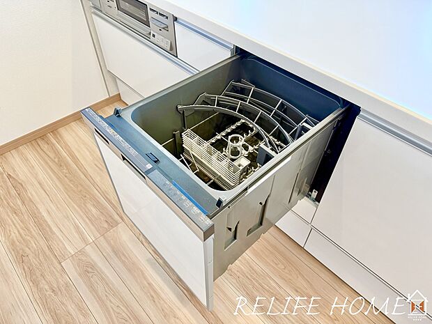 【食器洗い乾燥機】手洗いに比べ使用水量はごくわずか！手洗いよりも高い水温・パワフルな水流で洗うため手で洗いにくいものもお任せ♪手荒れの心配も解消いたします！