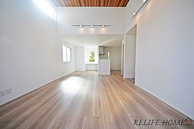 【同仕様写真(リビング)】【リビング施工例】柔らかな色合いのフローリングと清潔感の溢れるクロスが明るい空間を創り出しているリビング・ダイニング。