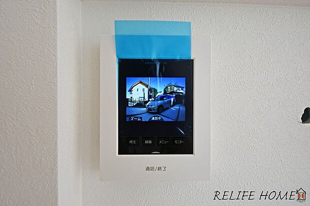 【モニター付きインターホン】相手の顔を見ながら話せるので、お子様のお留守番も安心。安心と安全をプラスする、暮らしに必須のセキュリティ設備です。※施工例（同仕様となりますが、カラーは異なります。）