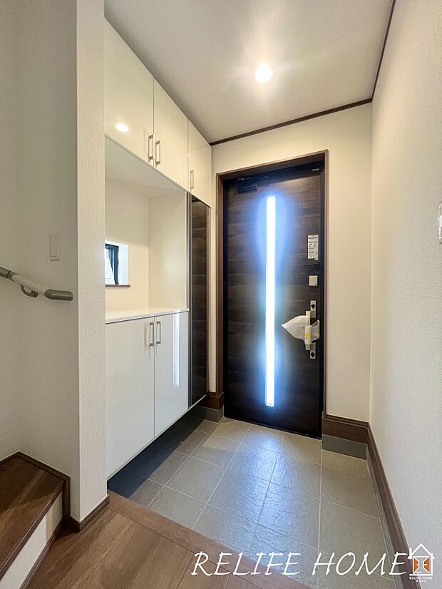 【玄関】■Entrance■ 住まいの第一印象を上質な印象に演出する玄関。家族が毎日出入りするのを心地よく迎えてくれる大切なスペースです♪