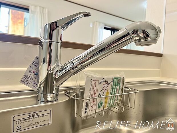 【浄水器内蔵水栓】浄水器が標準設置されております。いつでもおいしい水が楽しめるほか、カルキ・溶解性鉛・農薬・カビ臭などの不純物を低減します。