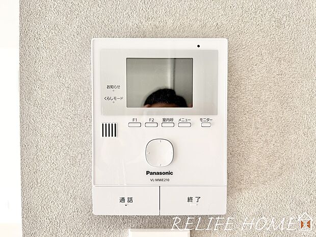 【モニター付きインターホン】相手の顔を見ながら話せるので、お子様のお留守番も安心。安心と安全をプラスする、暮らしに必須のセキュリティ設備です。（B号棟）