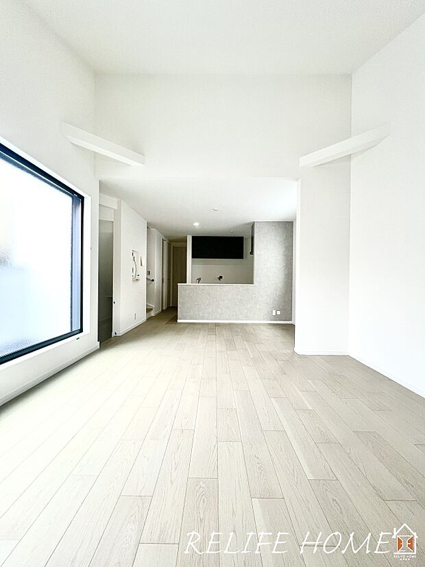 【リビング】■Living Room■  ご家族だんらんのスペースとなるリビング。家具の配置がしやすい広さを確保しつつ、窓が多い設計は色々な角度から陽光が差し込む心地の良い空間です。