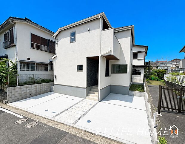 【前面道路含む現地写真】■Appearance■一戸建てを中心とした街並みが整然と続き、周辺は高い建物が建っていないので、採光や開放性に恵まれ、空が広く緑の多い閑静な趣を感じる環境です。