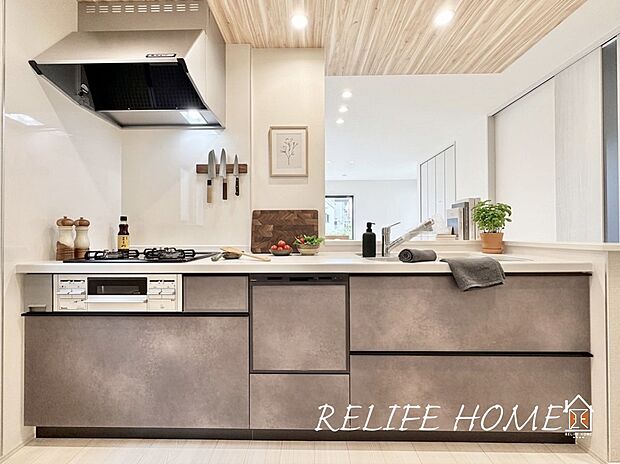 【キッチン】■System kitchen■ 機能性とデザイン性を持たせたキッチンで気持ちよくお料理が出来そうです。※本画像はAIがCGで家具作成しており、現地に家具は設置されておりません。
