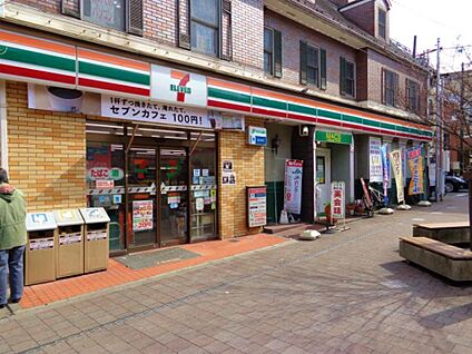 セブンイレブン横浜和田町駅前店 560m(7分)