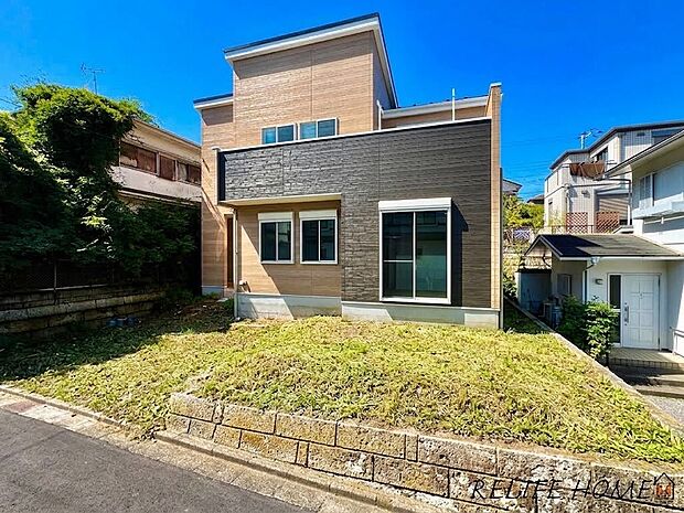 【現地外観写真】■Appearance■ マイホームを持つ幸せを存分に感じる陽当たり、開放感。憧れのマイホームに相応しい美しく映える外観です。