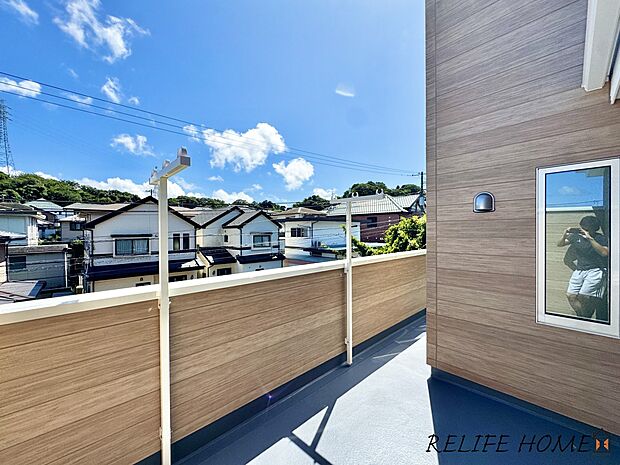 【バルコニー】■Balcony■ バルコニーは開放感があり、洗濯物を干すだけでなく気分転換のスペースとしても活躍♪ご家族に合わせた楽しみ方ができますね。