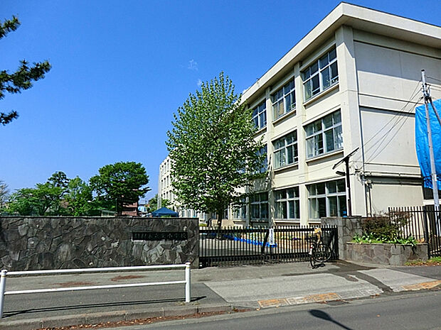 市立栄小学校（約421m）